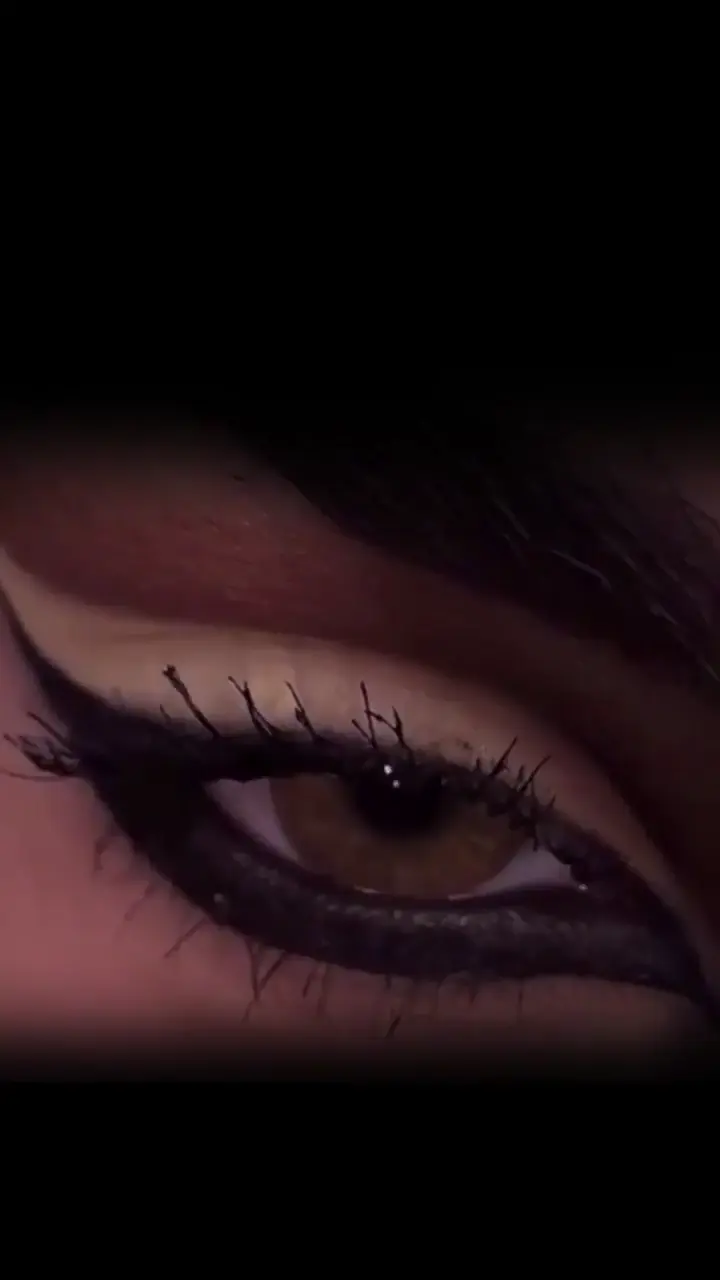 Dramatic Eye Makeup Live Wallpaper in 4K for Mobile